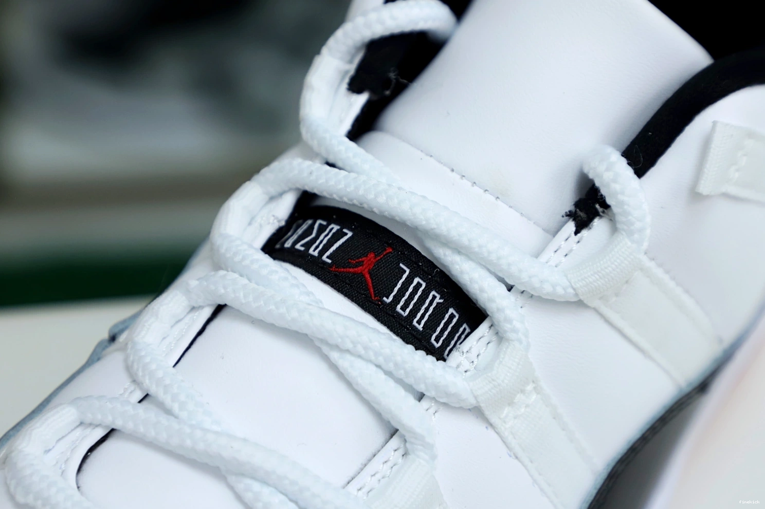 BRED 11 WHITE JORDAN LOW AIR 0317